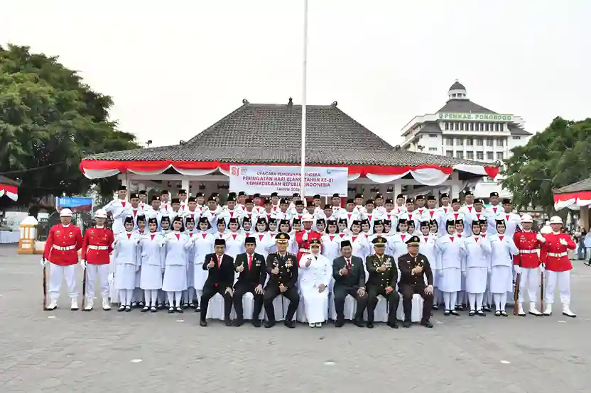 Dandim 0802 Ponorogo Hadiri Upacara Penurunan Bendera Merah Putih HUT Ke  81 Kemerdekaan RI